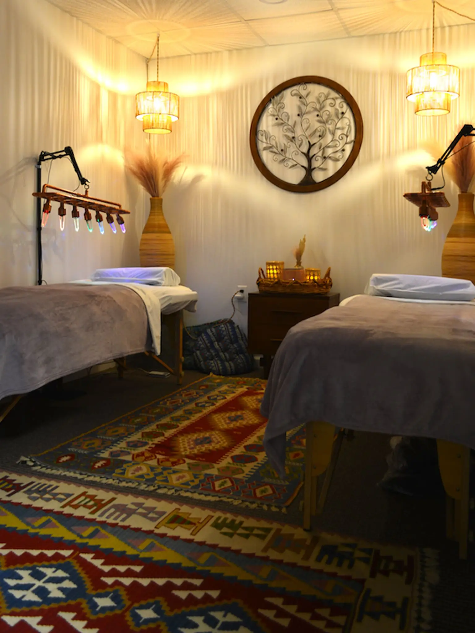 Grounding room with mats and chakra lights, offering sessions from 30 to 60 minutes.